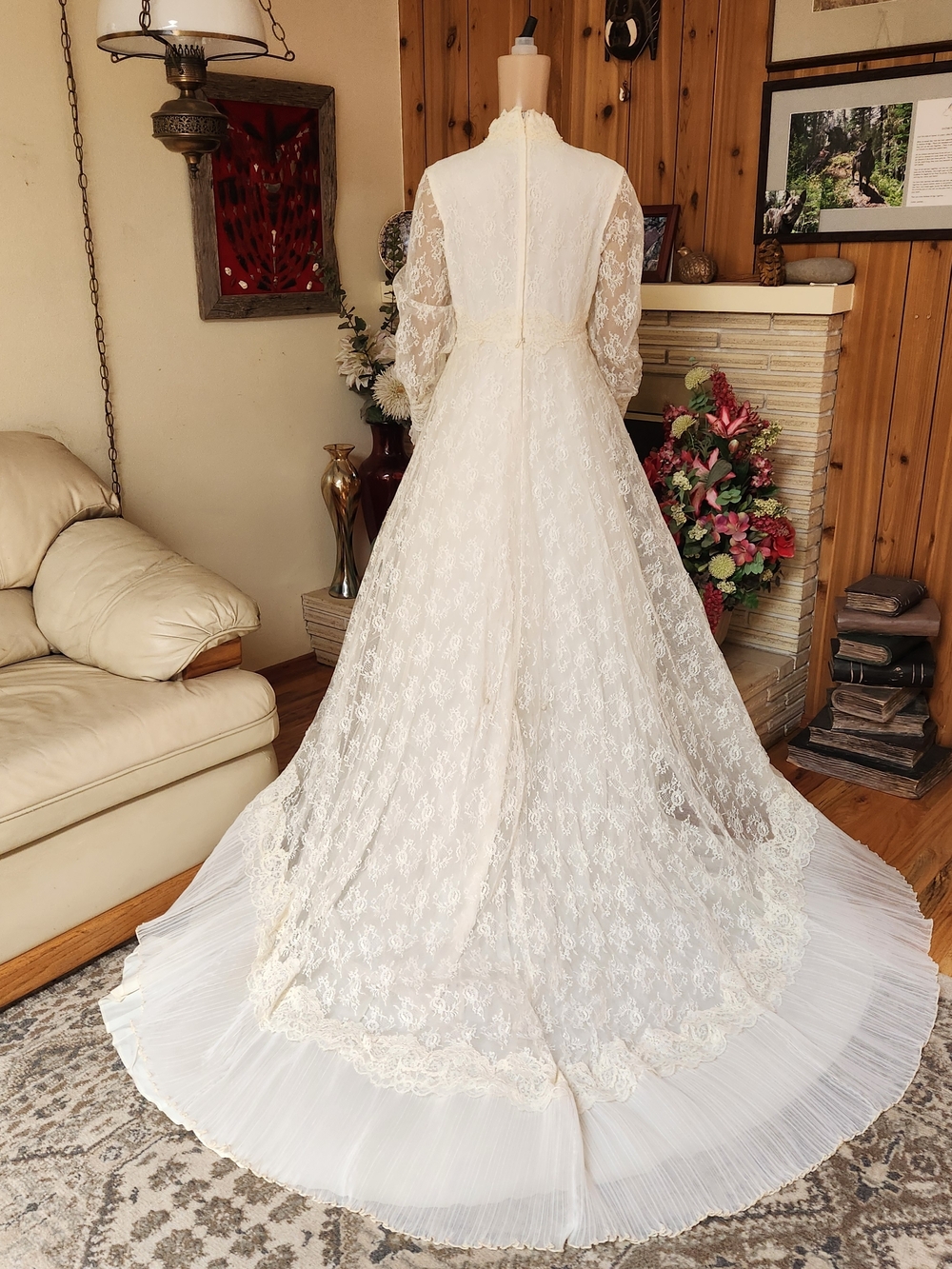 Rare 1960s Victorian Lace Wedding Set: Rose Detail Hat, Veil & Bustled Gown - Picture 4 of 16